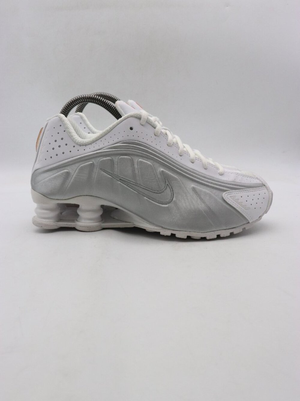 Nike Shox R4 Women's Size 8 White Metallic Silver Athletic Sneakers AR3565-101